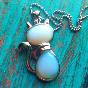 NWOT Opal Like Blue Stone Cat Pendant on 925 Silver Chain